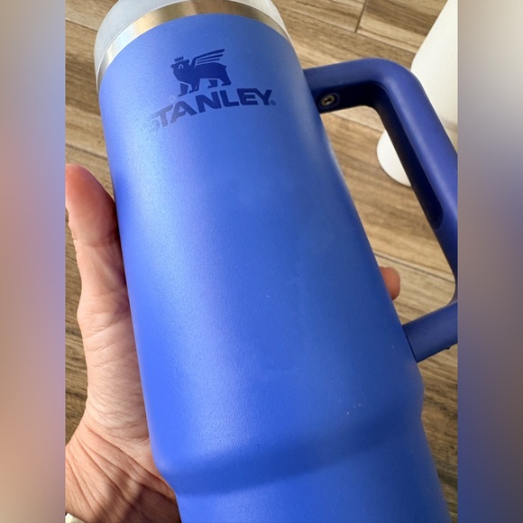 Stanley Iris Blue Water Bottle 30oz & Stanley Cream 40oz bundle of 2 - Picture 10 of 12